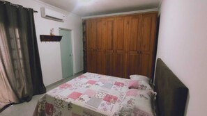 Tabla de planchar con plancha y ropa de cama