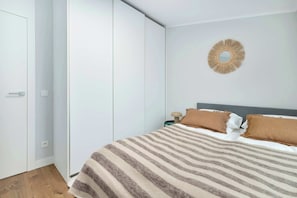 1 bedroom, desk, iron/ironing board, travel cot - Stylish Apartment | Close to Old Town | Place to Work (Gdańsk)