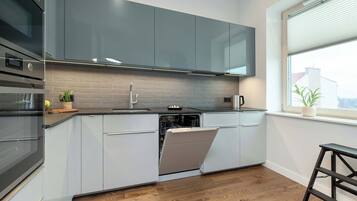 Frigorífico, microondas, horno y placa de cocina