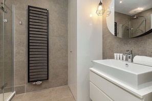 Shower, hair dryer, towels, shampoo - Stylish Apartment | Close to Old Town | Place to Work (Gdańsk)