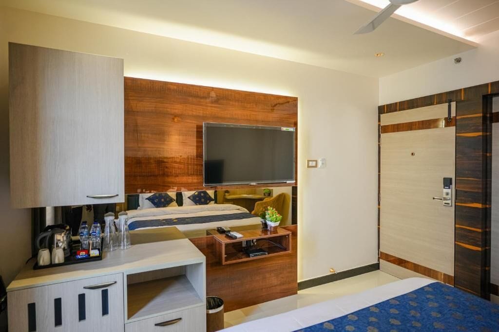 Deluxe Double Room | Desk, laptop workspace, iron/ironing board