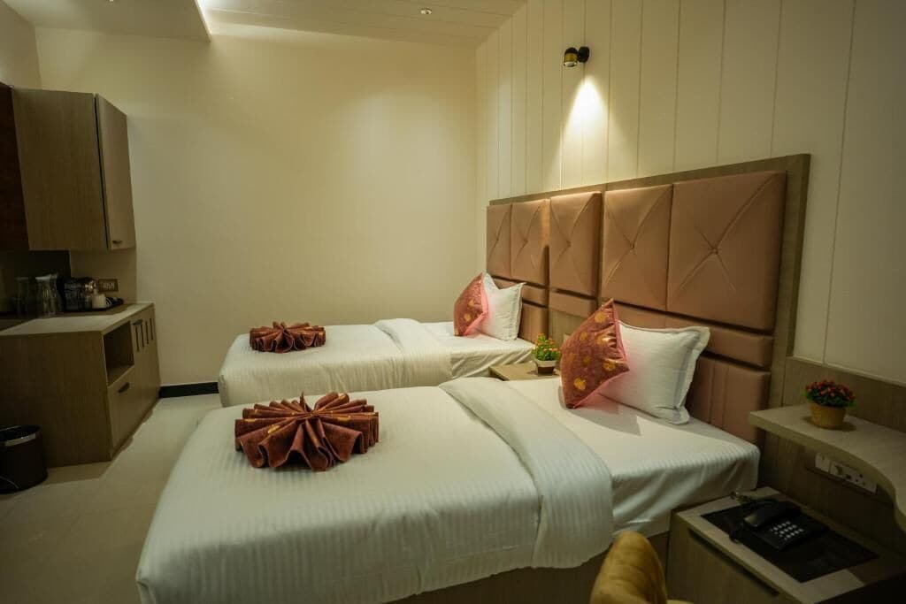 Deluxe Twin Room | Desk, laptop workspace, iron/ironing board