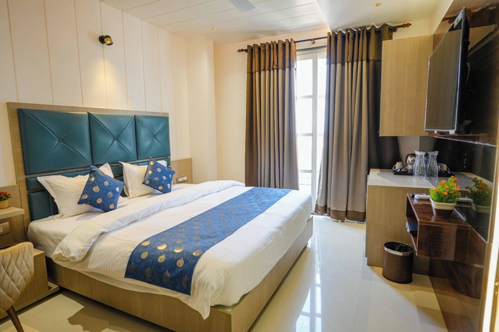 Premium Room | Desk, laptop workspace, iron/ironing board