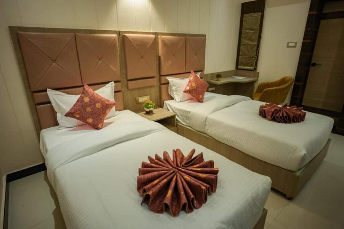 Deluxe Twin Room | Desk, laptop workspace, iron/ironing board