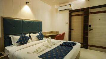 Deluxe Double Room | Desk, laptop workspace, iron/ironing board