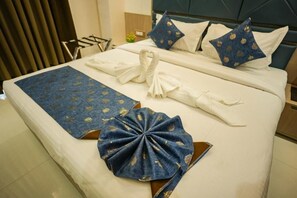 Premium Room | Desk, laptop workspace, soundproofing, iron/ironing board - Sri Shyam Villas (VARANASI)