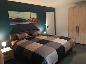 办公桌、免费 WiFi