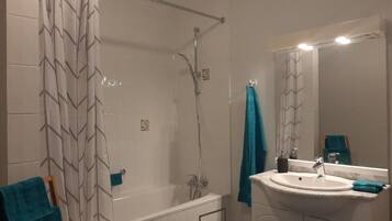 Bathtub, free toiletries, hair dryer, towels