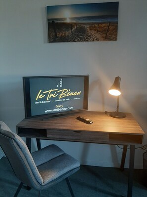 办公桌、免费 WiFi