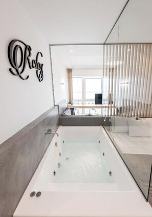 Suite junior, vista al mar | Tina de hidromasaje