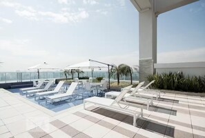 Terrace/patio - Apartment in Brooklin: Beautiful neighborhood view, garage, 2 swimming pools, gym and tennis court. (São Paulo)