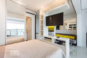 1 bedroom, iron/ironing board, WiFi, bed sheets - Apartment in Brooklin: Beautiful neighborhood view, garage, 2 swimming pools, gym and tennis court. (São Paulo)