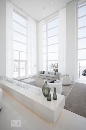 Smart TV - Apartment in Brooklin: Beautiful neighborhood view, garage, 2 swimming pools, gym and tennis court. (São Paulo)