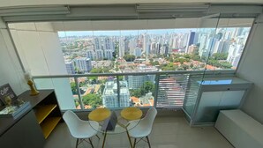 En modern lägenhet med en balkong som vetter ut mot stadens skyline.