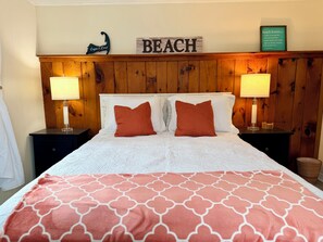 2 bedrooms, free WiFi, bed sheets - Walk to beach - 1/2 mile. Cozy 2-bedroom cottage on quiet street, (Dennis)