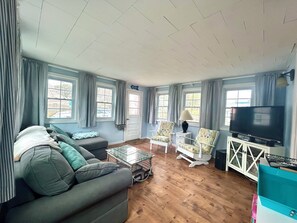 Smart TV, books - Walk to beach - 1/2 mile. Cozy 2-bedroom cottage on quiet street, (Dennis)