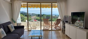 Smart TV - Family apartment with swimming pool and sea view, quietly located with parking. (Cannes)