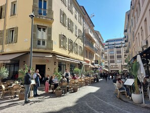 Outdoor dining - Family apartment with swimming pool and sea view, quietly located with parking. (Cannes)