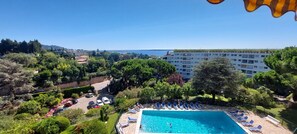 Outdoor pool - Family apartment with swimming pool and sea view, quietly located with parking. (Cannes)