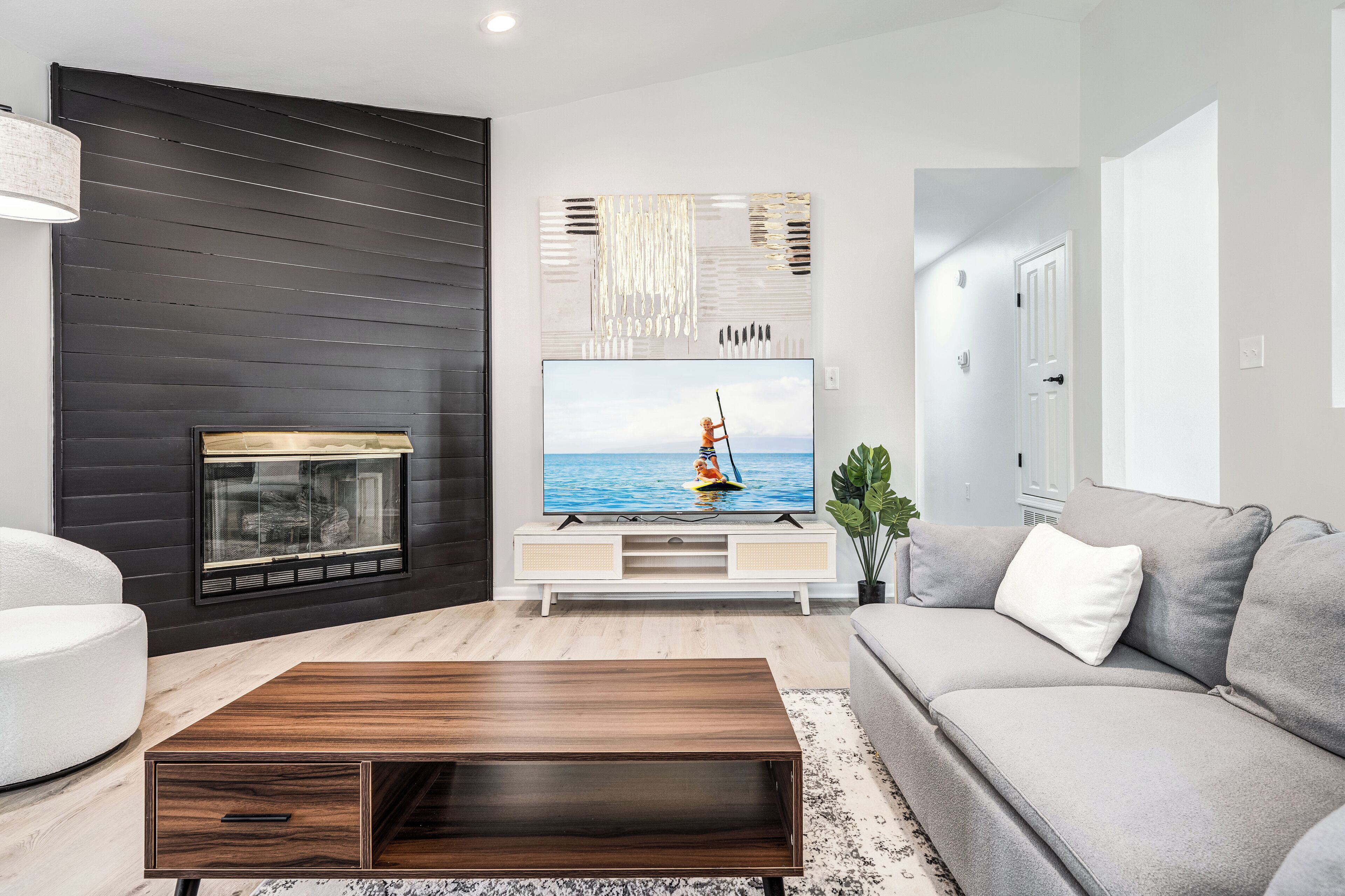 Televisión y chimenea 