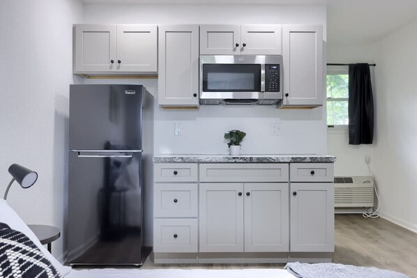 Cookware/dishes/utensils