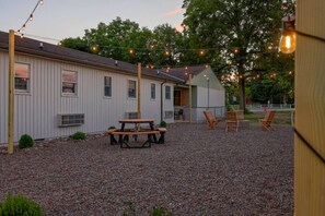 Outdoor dining - Boutique Motel in Akron (Akron)
