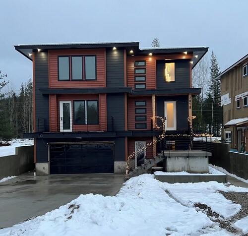 Brand New Modern Mountain Suite w/heated driveway and sidewalks
