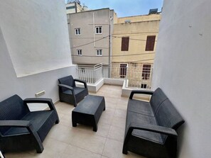Property grounds - The Sunset 2 bedroom apartment (Wied il-Għajn)
