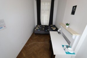 クラシック ダブルルーム ダブルベッド 1 台 | デスク、ノートパソコン用作業スペース、防音設備、アイロン / アイロン台