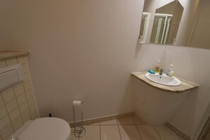 컴포트 더블룸, 더블침대 1개 | 욕실 | 헤어드라이어, 타월, 비누, 화장지