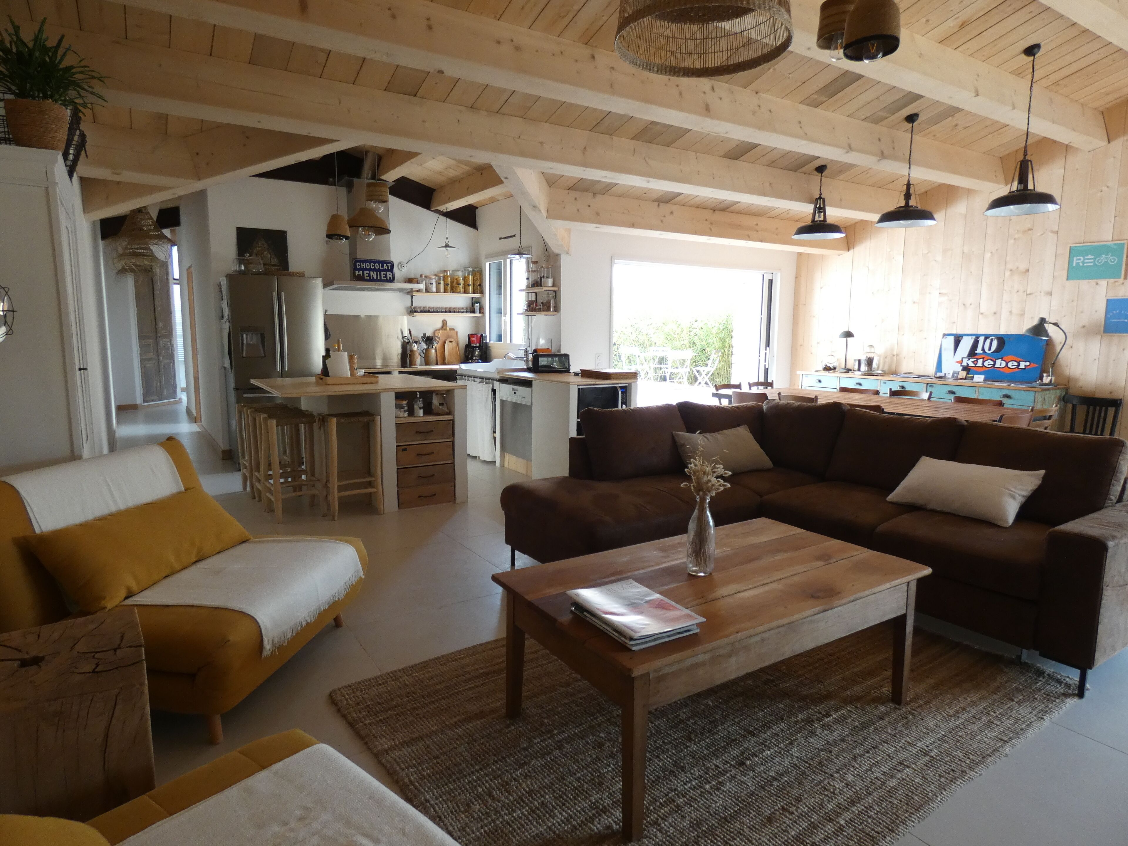 TV, lareira, DVD player, livros