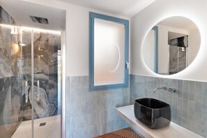 Dusche, Haartrockner, Handtücher