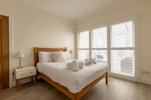 4 bedrooms, iron/ironing board, WiFi (free), bed sheets