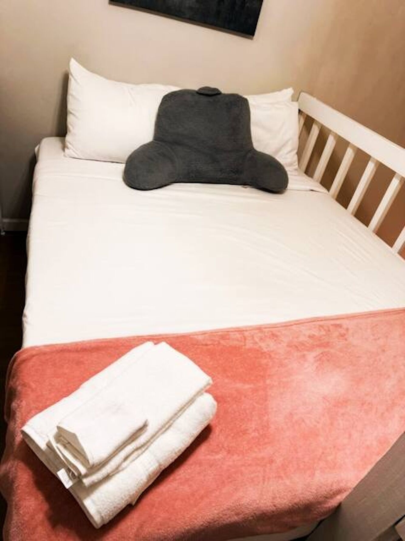 Tabla de planchar con plancha, internet y ropa de cama 