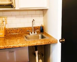 Regadera, secadora de cabello, toallas, jabón 