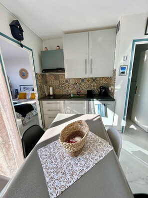 Fridge, microwave, oven, stovetop - T2 30m from the beach - Air conditioning - Wifi - Terrace - Parking - Shops on foot. (Le Barcarès)