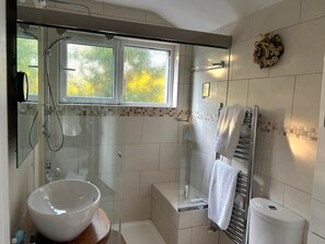 Haartrockner, Handtücher, Seife, Toilettenpapier