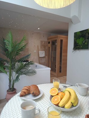 Dining - Wellness Suite with Jacuzzi & Sauna, Premium Comfort in City Center (Quimper)