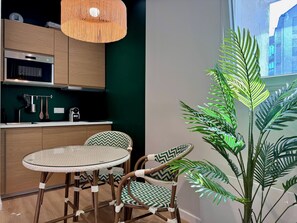 Dining - Wellness Suite with Jacuzzi & Sauna, Premium Comfort in City Center (Quimper)