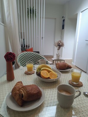Dining - Wellness Suite with Jacuzzi & Sauna, Premium Comfort in City Center (Quimper)