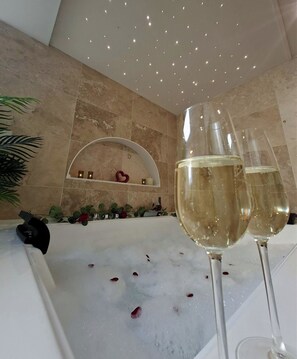 Interior - Wellness Suite with Jacuzzi & Sauna, Premium Comfort in City Center (Quimper)