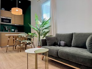 Smart TV - Wellness Suite with Jacuzzi & Sauna, Premium Comfort in City Center (Quimper)