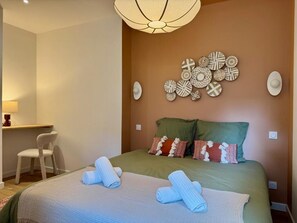 Desk, iron/ironing board, travel cot, free WiFi - Wellness Suite with Jacuzzi & Sauna, Premium Comfort in City Center (Quimper)