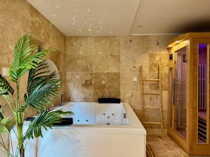 Interior - Wellness Suite with Jacuzzi & Sauna, Premium Comfort in City Center (Quimper)