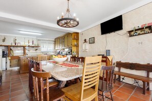 Dining - Villa 'Casa Campo E Mar' with Mountain View, Private Terrace and Wi-Fi (Encarnação)