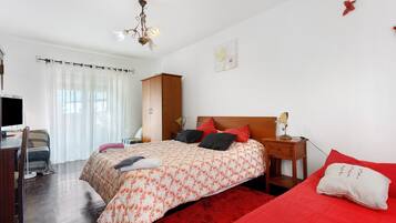 Iron/ironing board, WiFi, bed sheets