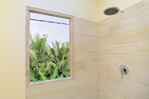 Hair dryer, towels, soap, toilet paper - Hibiscus/Upper Suite/Ubud/Pool/AC (Bali)