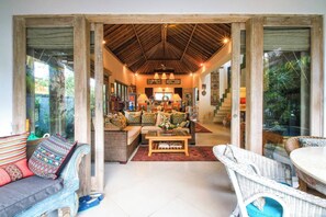 Interior - Hibiscus/Upper Suite/Ubud/Pool/AC (Bali)