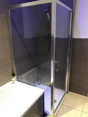 Shower, hair dryer, towels - Wimbledon Tennis House (London)