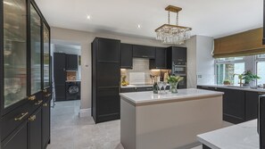 Dishwasher, cookware/dishes/utensils - High Peaks Villa (Buxton)